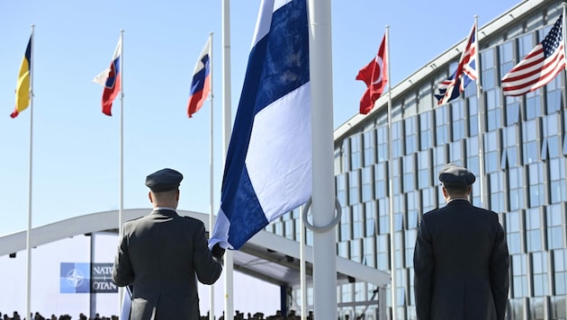 Ein historischer Moment: Die Finnland-Fahne wird vor dem Hauptquartier der NATO in Brüssel gehisst. (Bild: APA/AFP/JOHN THYS)