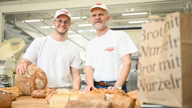 Reinhard Honeder, hier mit Sohn Franz, schließt weiter viele Filialen zu Mittag. (Bild: Markus Wenzel)