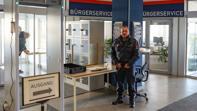 Bei dieser Sicherheitsschleuse im Polizeikommissariat Wels wurden heuer schon 254 Messer aus dem Verkehr gezogen. (Bild: Lauber/laumat.at Matthias)