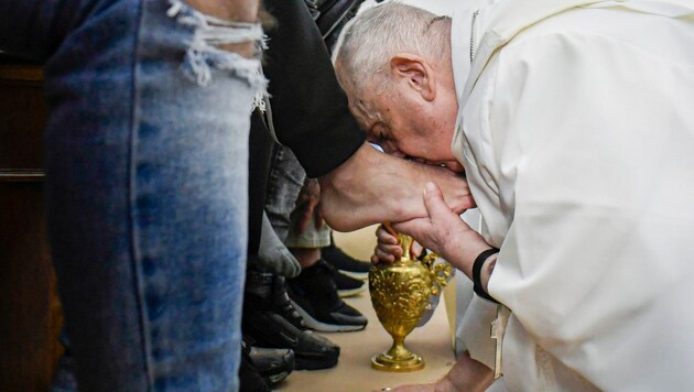 In einem Gründonnerstagsritual, das Demut symbolisiert, wusch und trocknete Papst Franziskus die nackten Füße eines Dutzend Insassen eines römischen Jugendgefängnisses, versicherte ihnen ihre Würde und sagte ihnen, dass „jeder von uns“ in Sünde fallen kann. (Bild: AP/Vatican Media)