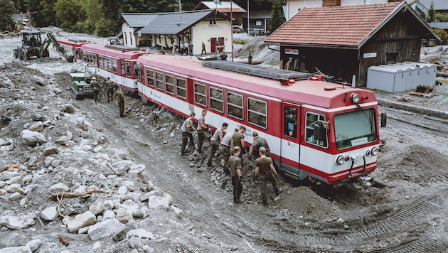 Die von Muren beschädigte Zuggarnitur der Pinzgauer Lokalbahn wurde 2021 von Soldaten freigeschaufelt. (Bild: EXPA/ JFK)