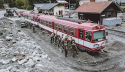 Die von Muren beschädigte Zuggarnitur der Pinzgauer Lokalbahn wurde 2021 von Soldaten freigeschaufelt. (Bild: EXPA/ JFK)