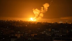Nach dem Angriff steigen im Gazastreifen Feuer und Rauch auf. (Bild: ASSOCIATED PRESS)