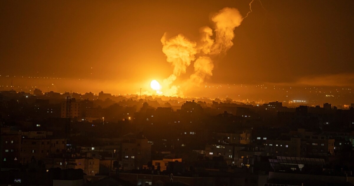 Reaktion Auf Beschuss - Israel Greift Ziele Im Libanon Und Gazastreifen ...