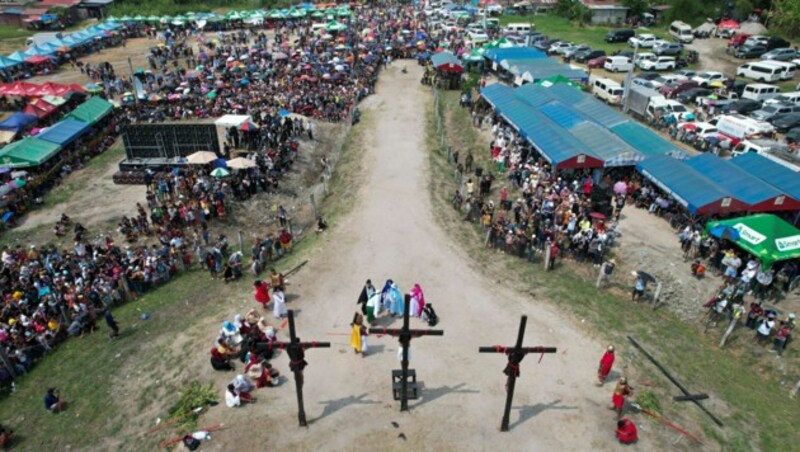 Tausende Zuschauer kamen nach San Pedro Cutud in der Provinz Pampanga, um sich das Spektakel nicht entgehen zu lassen. (Bild: AP Photo/Aaron Favila)