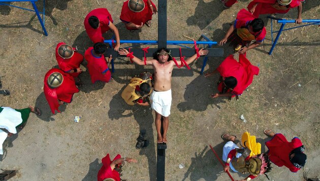 Ruben Enaje wird ans Kreuz genagelt. (Bild: AP Photo/Aaron Favila)
