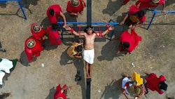 Ruben Enaje wird ans Kreuz genagelt. (Bild: AP Photo/Aaron Favila)