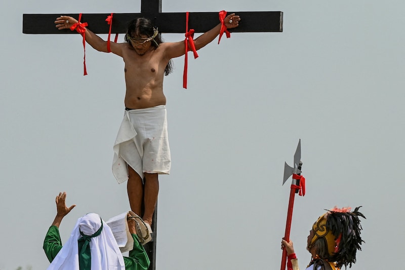 Der siebenfache Großvater Ruben Enaje am Kreuz. Er trug ein 37 Kilogramm schweres Holzkreuz fast zwei Kilometer zu einem Hügel, auf dem die Kreuzigungen stattfanden. (Bild: JAM STA ROSA / AFP)