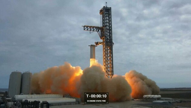 Der Teststart der massiven Triebwerke der stärksten jemals gebauten Rakete war vielversprechend. (Bild: APA/AFP/SpaceX/Nicholas Kamm)