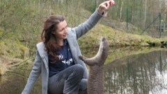 Barbara Dolak (im Bild mit Fischotter „Gottfried“) war eine der beiden Geschäftsführerinnen des Unterwasserreiches. Sie kündigte und brachte Fall an die Oberfläche. (Bild: Gabriele Moser)