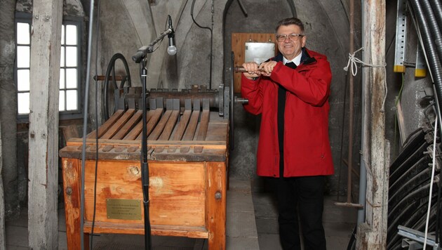 Pfarrer Rauch ratscht im Turm der Michaelerkirche (Bild: Erzdiözese Wien/ Schönlaub)