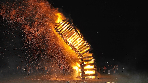 Am Karsamstag entzünden die Lungauer ihre bis zu zwölf Meter hohen Osterfeuer. Und denken dabei an die Auferstehung Jesu. (Bild: Holitzky Roland)