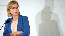 Die Umweltministerin ringt mit der ÖVP um ein Klimaschutzgesetz - für eine Umsetzung benötigt sie aber auch noch die SPÖ. (Bild: APA/ROLAND SCHLAGER)