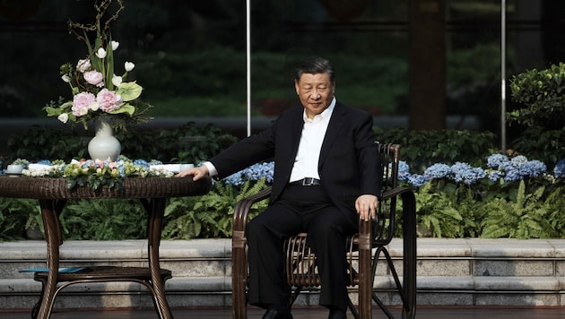 Chinas Staatschef Xi Jinping bei einer Teezeremonie am Freitag (Bild: Thibault Camus/AFP)