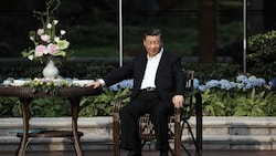 Chinas Staatschef Xi Jinping bei einer Teezeremonie am Freitag (Bild: Thibault Camus/AFP)