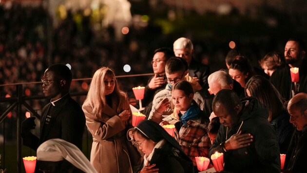 Tausende Gläubige schlossen sich der Prozession am Karfreitag an. (Bild: AP/Alessandra Tarantino)