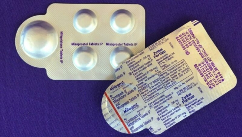 Ein Kombipack von Mifepriston und Misoprostol - die beiden Arzneien werden gemeinsam für einen Schwangerschaftsabbruch eingesetzt. (Bild: AFP)