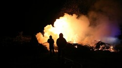 Ein größeres Osterfeuer, dass in Großlobming traditionell von der FPÖ am Karsamstag veranstaltet wird, wurde schon vorzeitig in Brand gesteckt. (Bild: Thomas Zeiler)