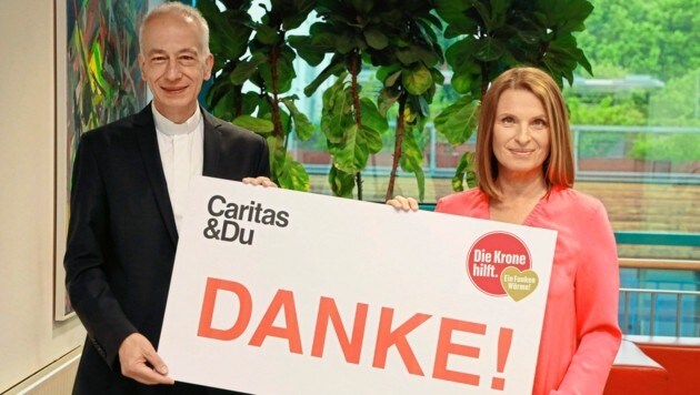 Caritas-Präsident Landau und Barbara Stöckl danken für die Spenden zugunsten der Hilfsaktion „Ein Funken Wärme“. (Bild: Zwefo)