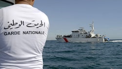 Migranten aus Afrika wurden auf diesem Boot der tunesischen Küstenwache gerettet. (Bild: AFP)