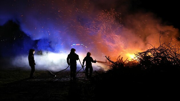 Mehrere Osterfeuer sind in der Nacht auf Karsamstag bereits angezündet worden. (Bild: APA/THOMAS ZEILER)