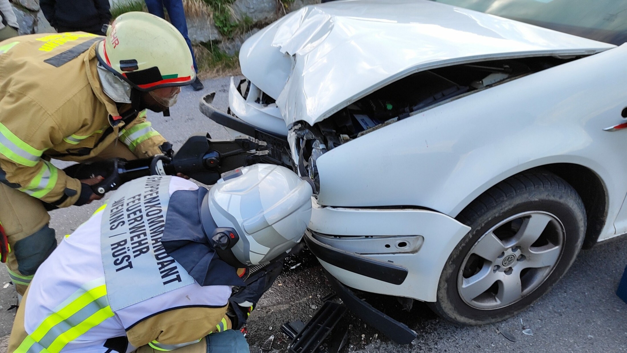 Zwei Insassen Verletzt - Tiroler (17) Kracht Mit Auto Frontal Gegen ...