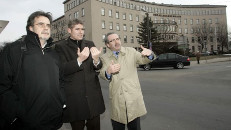 Der damalige Landestheater-Intendant Rainer Mennicken mit dem kaufmännischen Direktor Thomas Königstorfer und Ex-Landeskulturdirektor Reinhard Mattes (v. l.) im Jahr 2005 vor dem alten Linzer UKH, heute der Musiktheater-Standort. (Bild: Chris Koller)