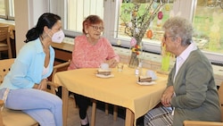 Jasmin Tomassi, Leiterin des Hauses zum Leben an der Türkenschanze, mit Julianna Prihoda und Edith Inhauser (Bild: Zwefo)
