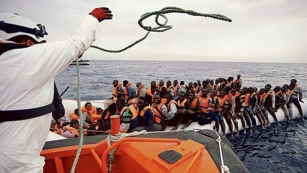 Wer per Boot übers Mittelmeer kommt, setzt sich Lebensgefahr aus. Dabei gäbe es Alternativen. Dafür muss die Politik aber sachlich bleiben und weit stärker auf Kooperation setzen als bisher. (Bild: EXPA Pictures. Alle Rechte vorbehalten. // EXPA Pictures. All rigths reserved.)