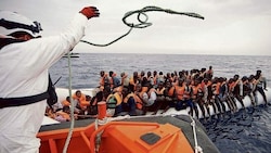 Wer per Boot übers Mittelmeer kommt, setzt sich Lebensgefahr aus. Dabei gäbe es Alternativen. Dafür muss die Politik aber sachlich bleiben und weit stärker auf Kooperation setzen als bisher. (Bild: EXPA Pictures. Alle Rechte vorbehalten. // EXPA Pictures. All rigths reserved.)