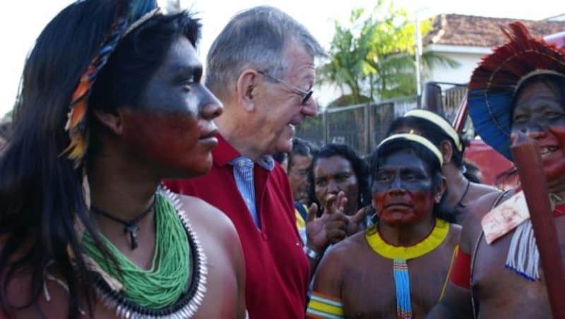 Erwin Kräutler in Brasilien mit Indios (Bild: Mathis Fotografie)