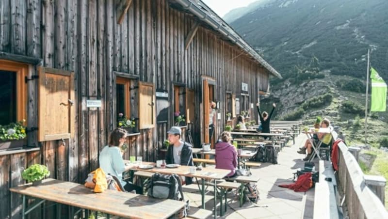 Auf der Heßhütte, der größten Hütte im Gesäuse, braucht es eine Menge Personal. Zum Glück hat Pächter Leopold Aigner davon heuer genug, auch wegen drei Nepalesen. (Bild: Stefan Leitner)