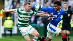 Alistair Johnston (li., Celtic Glasgow) und Malik Tillman (Rangers) (Bild: ASSOCIATED PRESS)