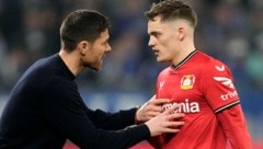 Leverkusen-Trainer Xabi Alonso (li.) und Florian Wirtz (Bild: ASSOCIATED PRESS)