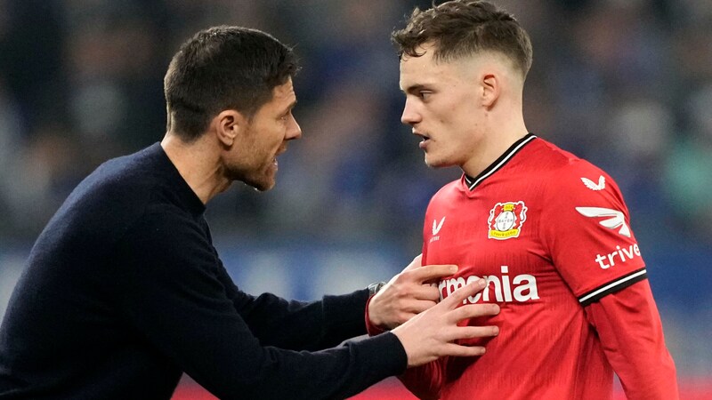 Leverkusen coach Xabi Alonso and Florian Wirtz (Bild: ASSOCIATED PRESS)