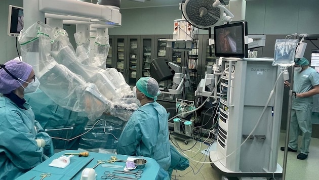 Durch die roboter-assistierte Chirurgie werden Eingriffe präziser und die Heilung beschleunigt. (Bild: zVg)