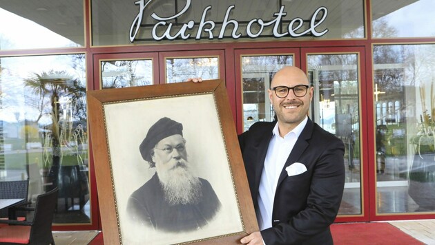 Hoteldirektor Zavodnik mit einem Bildnis von Ernst Wahliss. (Bild: Rojsek-Wiedergut Uta)