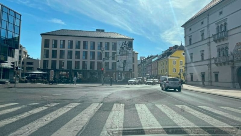 Ampeln werden auch vor dem Schloss ausgeschaltet (Bild: Elisa Aschbacher)