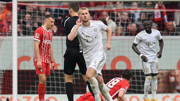 Matthijs de Ligt (Bayern) jubelt über seinen Treffer gegen den SC Freiburg (Bild: APA/AFP/Thomas KIENZLE)