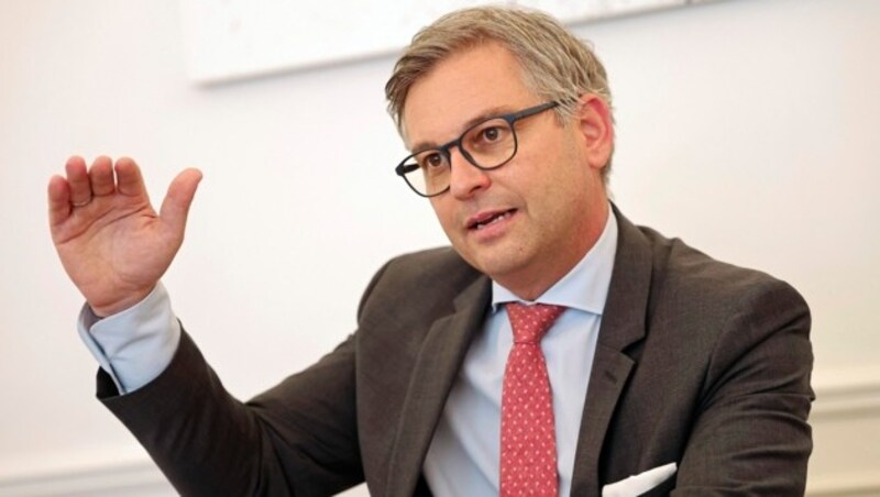 Finanzminister Magnus Brunner ist einem Deckel für Luxuspensionen nicht generell abgeneigt. (Bild: Peter Tomschi)