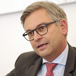 Finanzminister Magnus Brunner schließt eine Regierung mit der Kickl-FPÖ nicht aus. Und er steht weiterhin zu vereinbarten Klimazielen mit den Grünen. (Bild: Peter Tomschi)