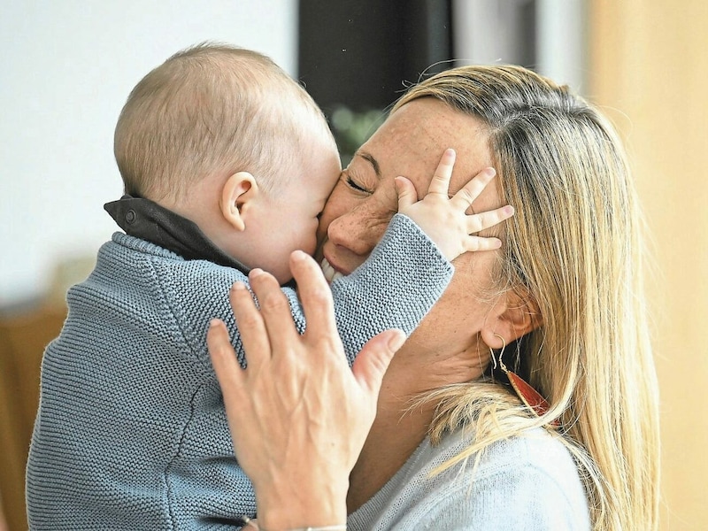 Großes Mama-Glück: Kirchgasser mit ihrem Sohn Fabio, der im Oktober 2022 das Licht der Welt erblickte. (Bild: Markus Wenzel)