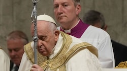 Der Papst taufte am im Zuge der Feierlichkeiten acht Erwachsene und weihte das Osterfeuer. (Bild: AP/Gregorio Borgia)
