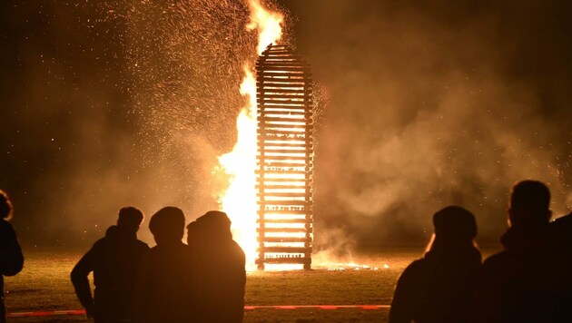 Der Oster-Stapel in Sankt Margarethen im Lungau brannte Samstagabend lichterloh (Bild: Holitzky Roland)