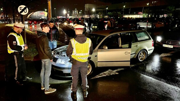 Junge Tuner legten vorm Fußball-Stadion den Verkehr lahm (Bild: Markus Tschepp)