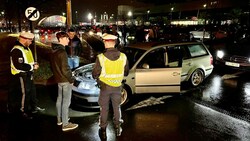 Junge Tuner legten vorm Fußball-Stadion den Verkehr lahm (Bild: Markus Tschepp)