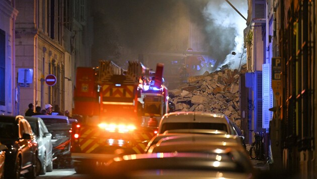 Einsatzwagen an der Stelle, wo das Haus in Marseille zusammenbrach. (Bild: AFP)