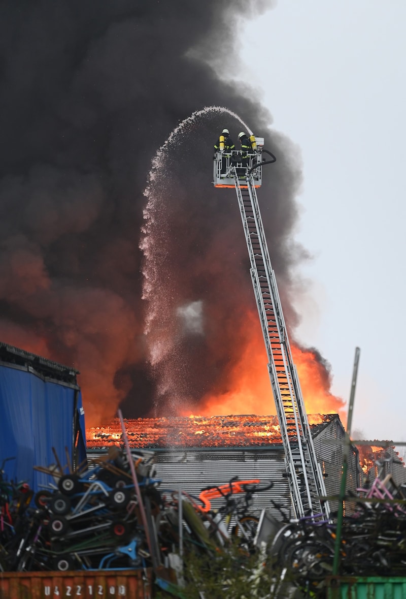 Seit den frühen Morgenstunden stehen in Hamburg-Rothenburgsort mehrere Gebäude in Flammen. (Bild: APA/dpa/Jonas Walzberg)