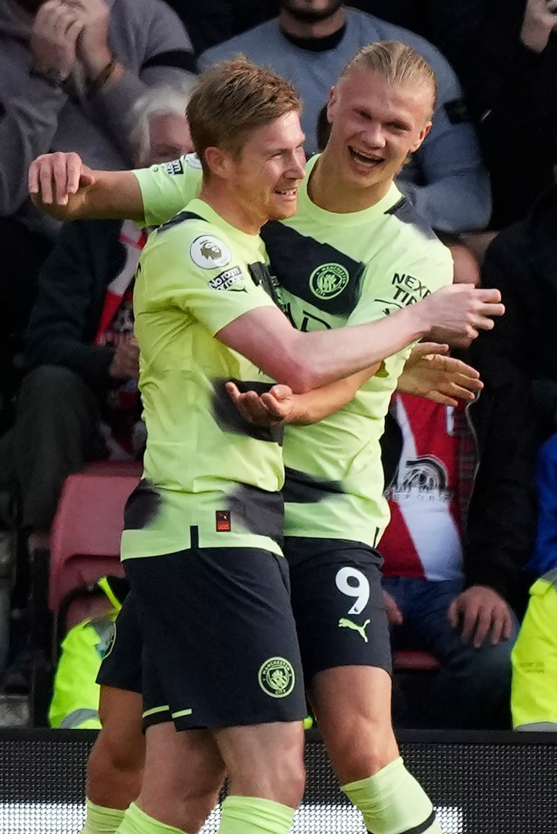 Kevin De Bruyne (li.) und Erling Haaland (Bild: AP)