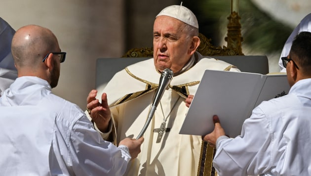 In seinem päpstlichen Mahnschreiben „Laudate Deum“ ruft Franziskus zu konsequenten Handeln in der Klimakrise auf und wendet sich offen gegen Klimaleugner. (Bild: AFP)